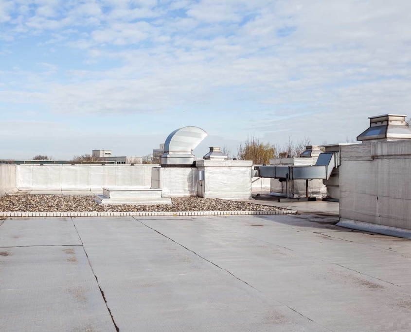 Side-view-on-top-of-a-grey-commercial-rooftop-845x684